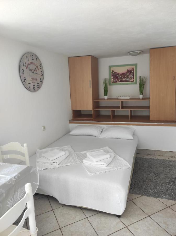 Studio Apartment Petrov シベニク エクステリア 写真